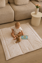 Bebé jugando sobre la alfombra de juego Ducky Days de Maison Theo